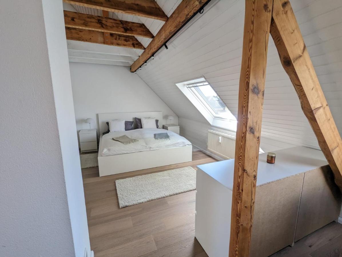 Helles Dachgeschoss-Appartement Крефелд Екстериор снимка