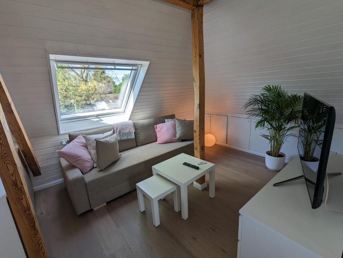 Helles Dachgeschoss-Appartement Крефелд Екстериор снимка